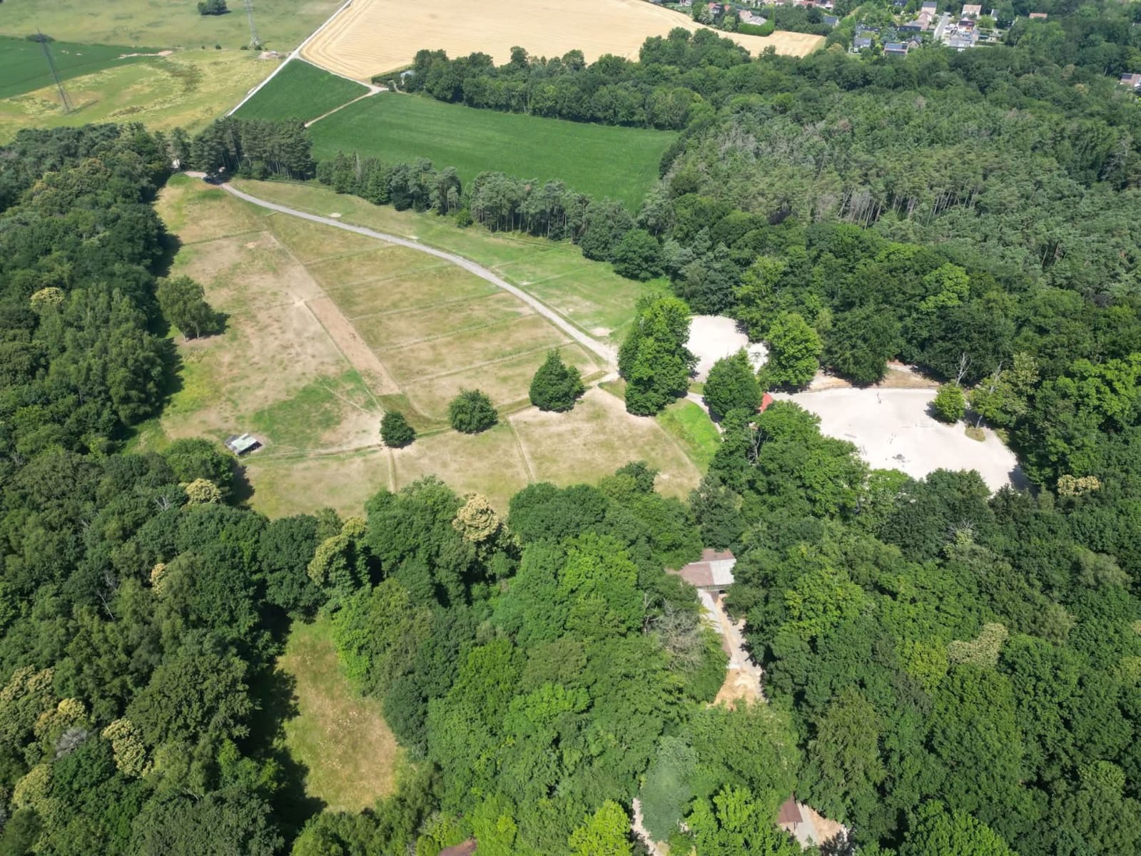 Allée extérieure entre les bâtiments des écuries